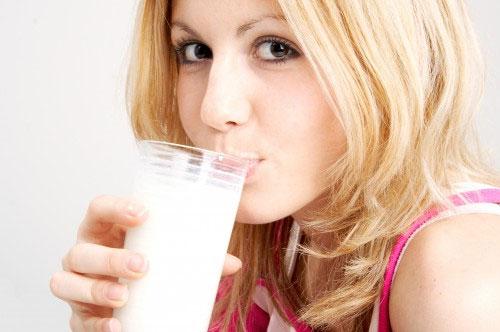Một ly sữa ấm vào buổi tối rất có lợi cho sức khỏe