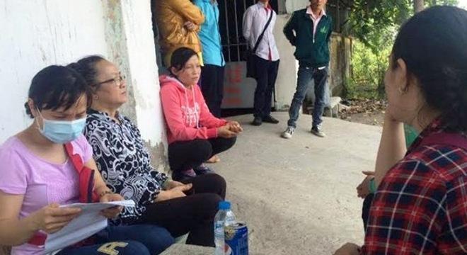 Bà Phượng (thứ hai từ trái sang) vẫn chưa hết bức xúc khi nói về cái chết của cháu gái.