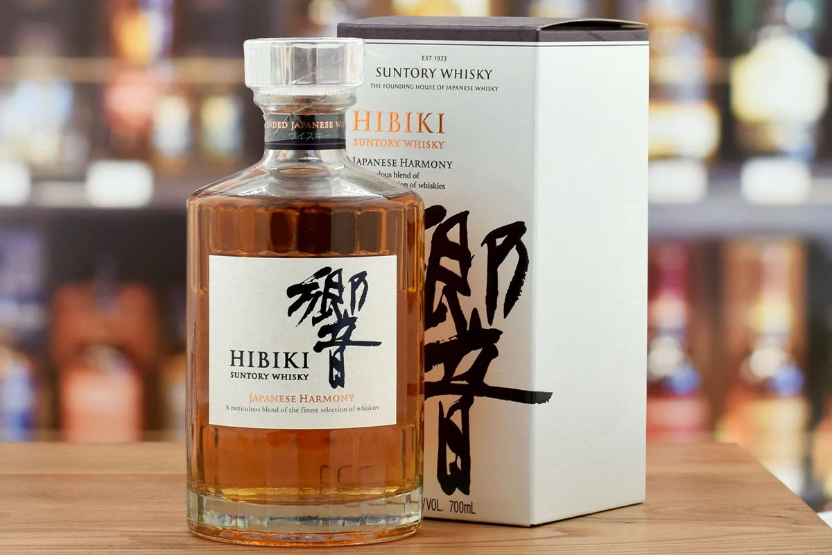5+ Cách Phân Biệt Rượu Hibiki Thật Giả Như Người Sành Rượu Nhật Quan sát nắp chai và seal: Cái nhìn đầu tiên luôn biết nói