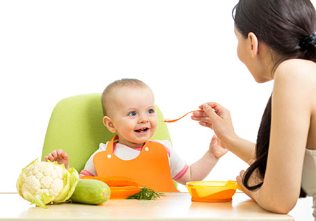 Giai đoạn từ 1 – 2 tuổi là thời gian bé yêu của bạn đã sẵn sàng để ăn đồ ăn đặc sệt hơn 