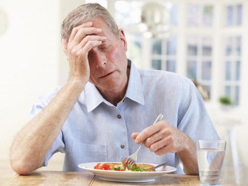 Người già chán ăn: nguyên nhân và cách khắc phục